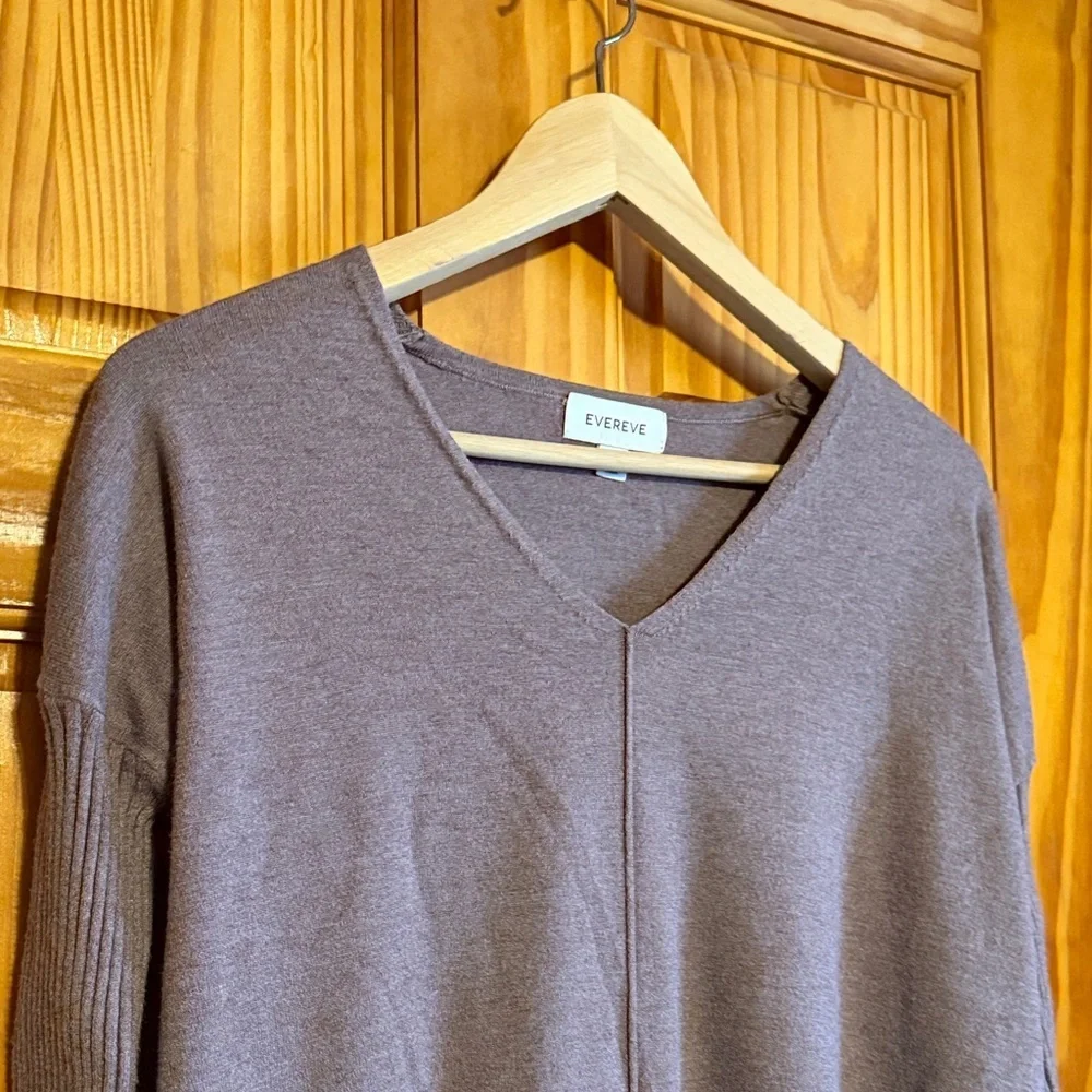 Evereve Women's V-Neck Sweater in Lavender